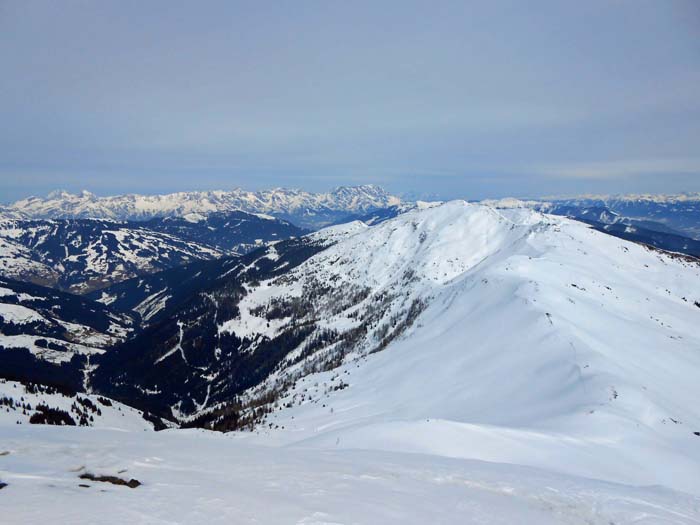 Hochkogel gegen O (Zirmkogel); über den Hauptkamm verläuft der „Pinzgauer Spaziergang“ ab Zell am See, am Hochkogel hat man knapp die Hälfte des langen Weges zum Pass Thurn hinter sich