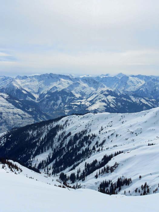 bei der Abfahrt durch die Südflanke erspähen wir bereits die Gruberalm links unten