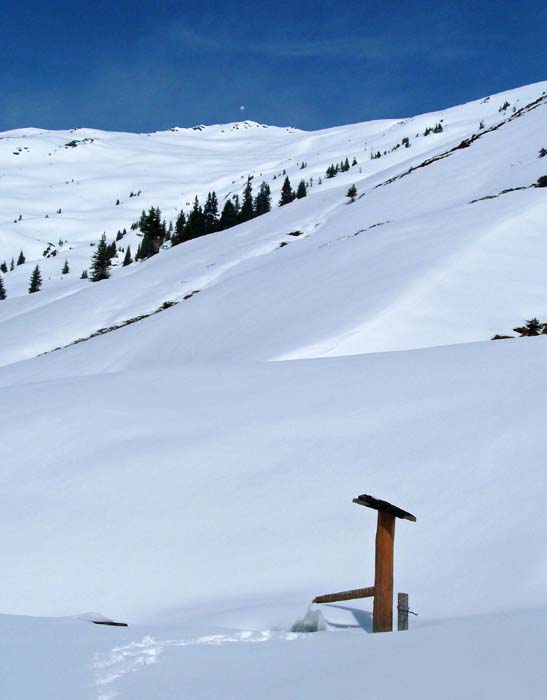 darüber endlose, perfekte Schihänge bis zu den Gipfeln des Kitzbüheler Hauptkammes; hier der Hochsaalbachkogel von der Gruberalm