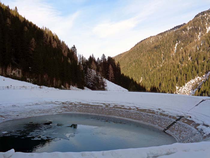 bei günstigen Verhältnissen auch im Hochwinter mit dem Auto zu erreichen: das kleine Staubecken hoch oben in der Wölla