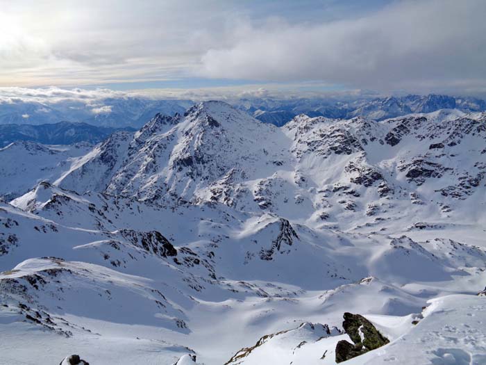 im SW die weiten Böden der Gursgenalm mit dem Scharnik