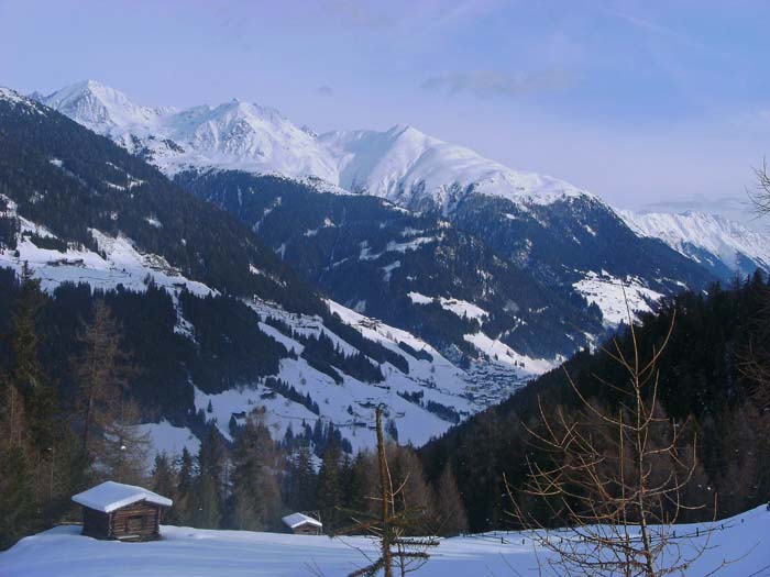 die Vordere Stalle oberhalb Mariahilf im hinteren Defereggental - hier endet die präparierte Rodelbahn bei einer auch im Winter bewirtschafteten Gaststätte; rechts der Mitte St. Jakob darüber von rechts nach links Gasser Hörndle, Kastal und Steingrubenhöhe des Lasörlingkammes