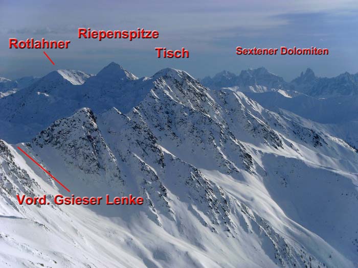 im SSO der Grenzkamm zwischen Villgratner und Gsieser Tal bis hin zu den Dolomiten