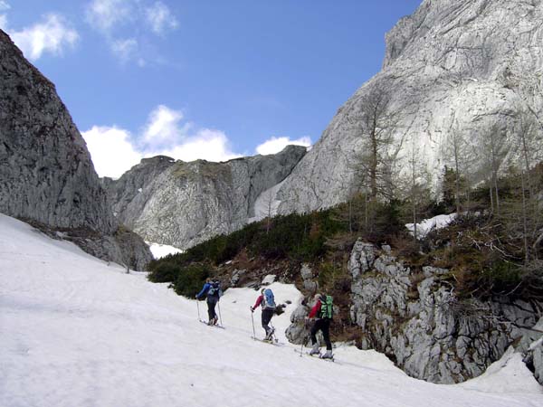 in der mittleren Gschöderkarrinne trifft man meist auf die Spuren von der Edelbodenalm, rechts die Ostwand des Tremmlecks