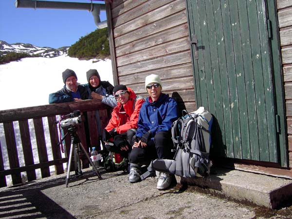 Rast auf der winzigen Terrasse vor der Hütte