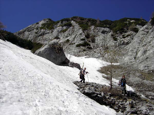 die letzten Schneezungen über der Schüttbaueralm