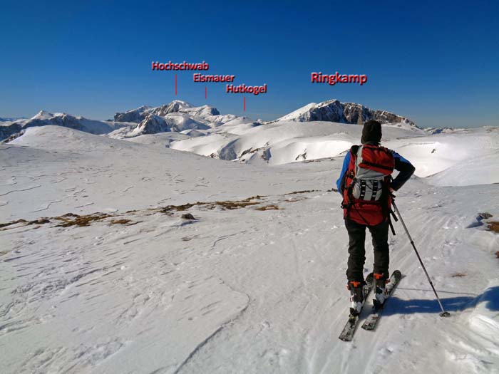 die Hochfläche im Bereich der Rotlacken; knapp hinter dem Eismauergipfel liegt das Schiestlhaus, unser Tagesziel