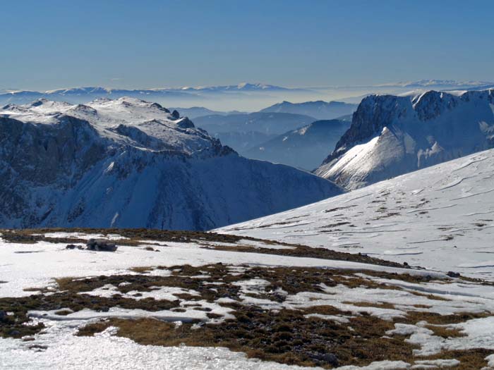 im SW der Fölzsattel zwischen Mitteralm und Fölzstein