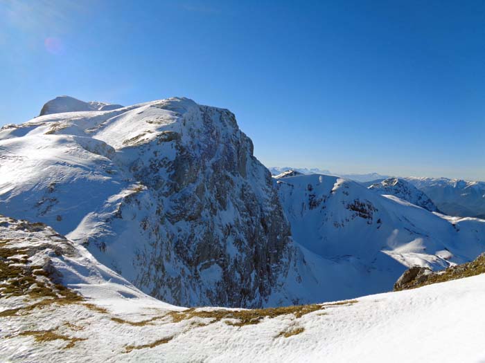 auf der anderen Seite tief unter den Abstürzen der Eismauer das Gschöderkar mit dem einfachsten Hochschwab-Nordaufstieg