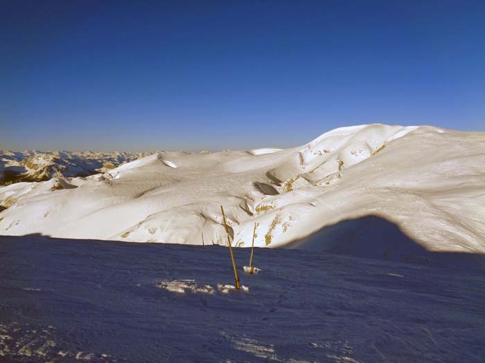 vor dem Rauchtalsattel, gegenüber der Hochwart; über ihn führen zwei traumhafte, entlegene Abfahrten nach Norden ins Salzatal (Stadurzrinne s. Archiv, Weittal s. Hochgang im Archiv Klettern). In diesem Bereich der Hochfläche weist die Stangenmarkierung verlässlich den besten Weiterweg - hinter dem Sattel links hinaus auf den weiten Speikboden