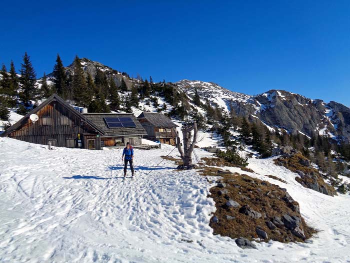 zur Häuselalm, einer beliebten Anlaufstelle für Tourengeher, die wegen Covid-19 derzeit nicht bewirtschaftet ist