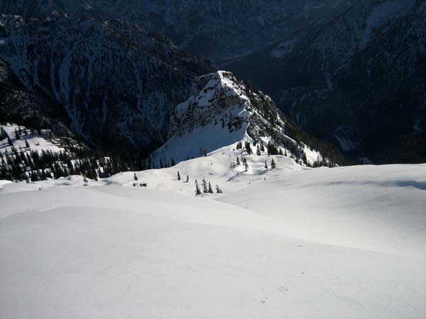 Tiefblick auf die Brunnmauer, links davon unsere Abfahrtsrinne