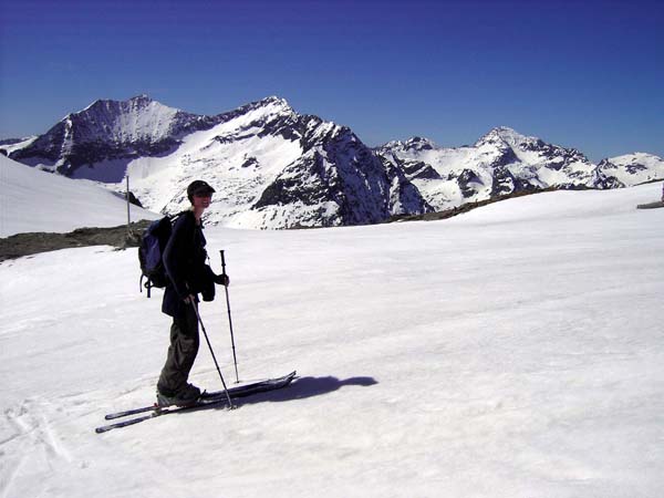 auf der Trattenscharte eröffnet sich eine neue Schitourenwelt, hinten halbrechts der höchste Gipfel der Niederen Tauern, der Hochgolling