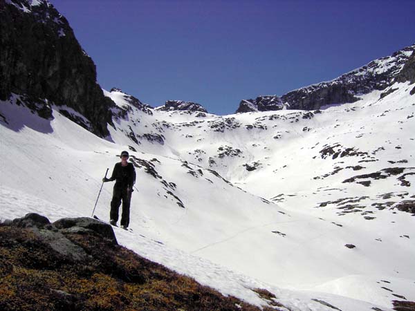 ein paar Meter Gegenaufstieg lohnen sich: sobald wie möglich unter den Felsen des Stierkarkopf Nordgrates ...