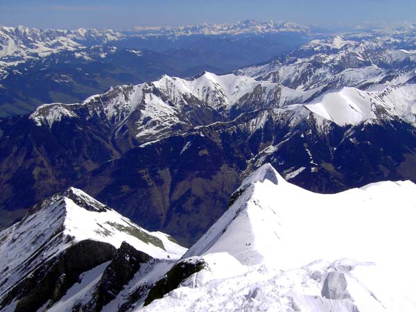 Tiefblick von der Schneespitze auf den Tenngrat mit dem Zwingkopf