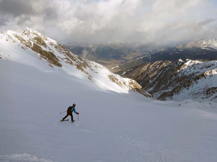 die ersten Schwünge in gemeinem Schnee; Blick aufs Drautal