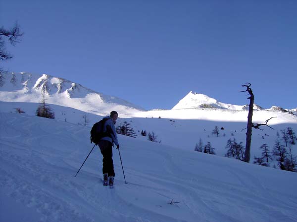 durch die ausgedehnte Muldenlandschaft auf den Rosskopfsattel; links Rosskopf, rechts Imbachhorn