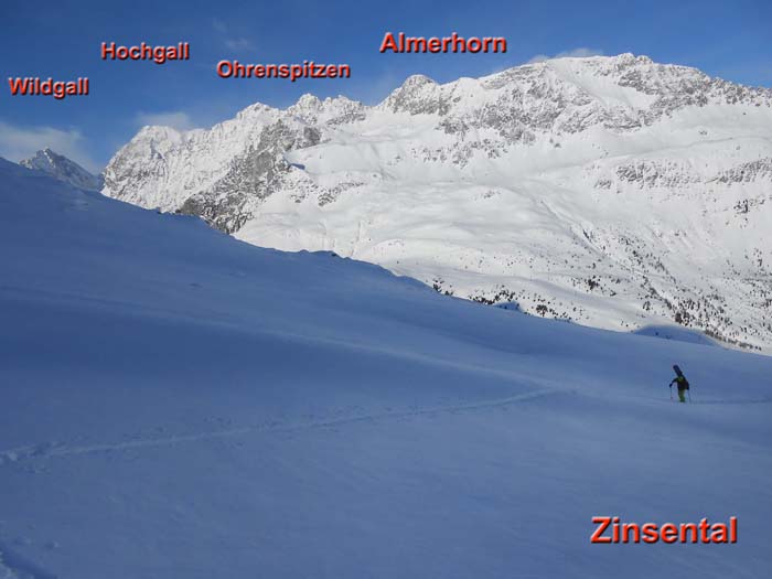 Nikolaus arbeitet sich mit Schneeschuhen und Board das Tal hinauf