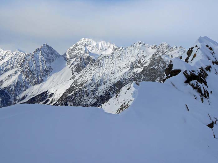 Erich hat mit aller gebotenen Vorsicht den Nordgratsattel erreicht; Blick nach NW zum Hochgall