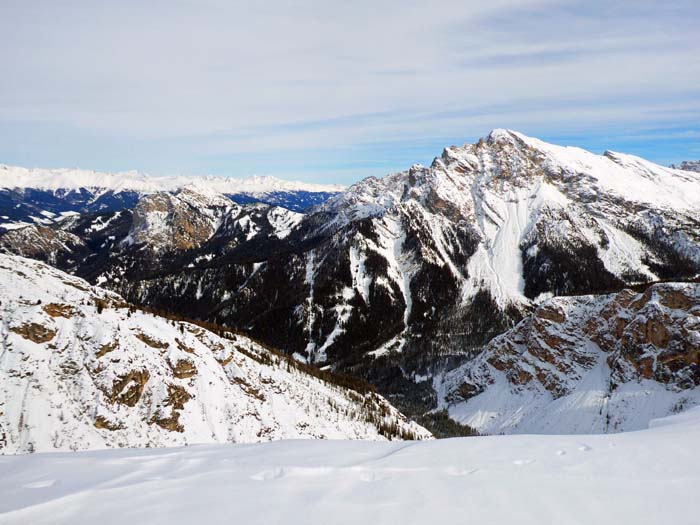 im Westen das zweite Hochtal unterm Dürrenstein und dem Gemäuer der Rauen Gaisl, durch das unsere Abfahrt verläuft