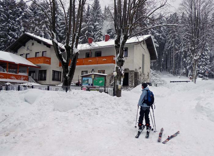 die Klammhöhe ist (neben Hochstraß zu Beginn) auf der gesamten Überschreitung der einzige Straßenübergang mit Busanschluss; das Gasthaus wurde leider vor Jahren geschlossen; weiter geht's nach rechts aus dem Bild hinaus ...