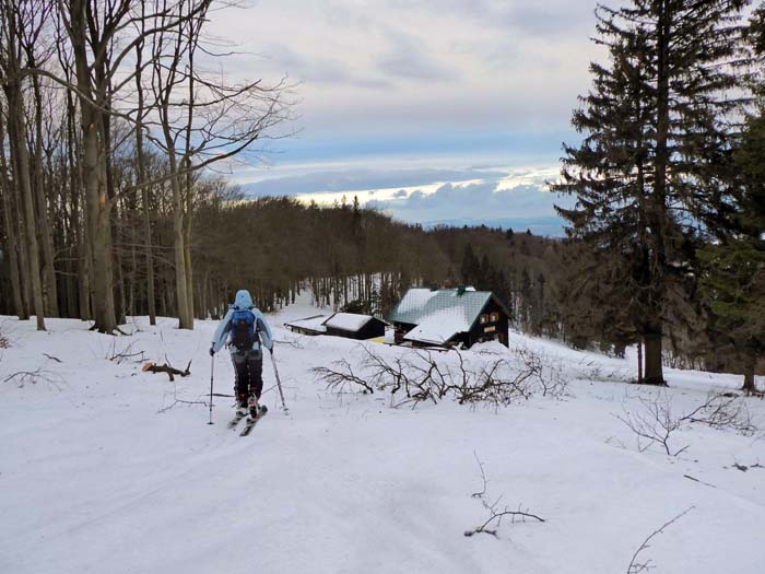 ... die gleichnamige Hütte, die an schönen Sommerwochenenden wie die Gföhlberghütte und das Schöpfl-Schutzhaus oft überlaufen ist