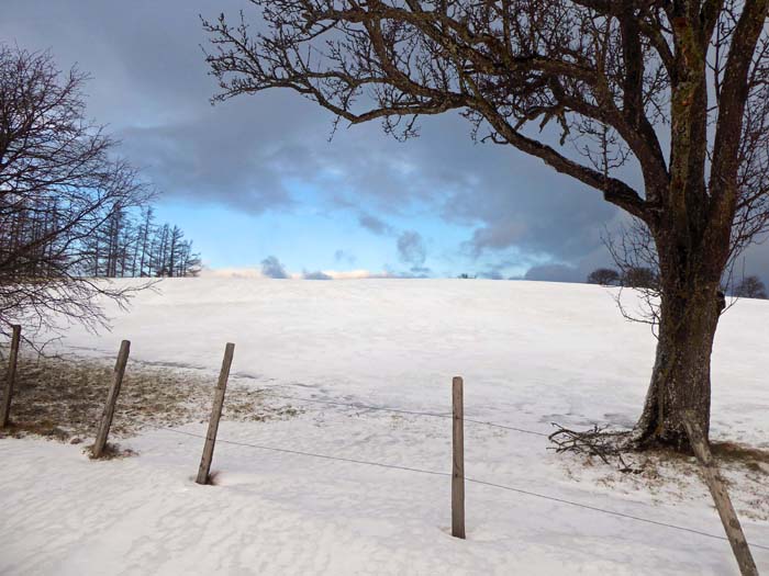 nach den zahlreichen Kapellen muss uns der Himmel ein Wunder bescheren: ein Schönwetterloch auf der Zehethofer Höhe