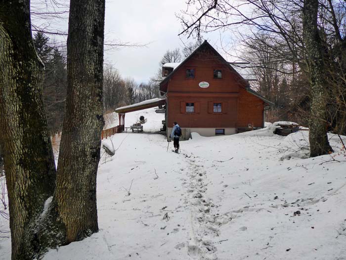 die schöne Stockerhütte der Naturfreunde am Westende des Gipfelkammes, ein beliebtes Ziel am Traisener Hausberg und dem Wendepunkt des 210 km langen Wienerwald Weitwanderweges 404 von Wien Grinzing über Traisen zurück nach Mödling