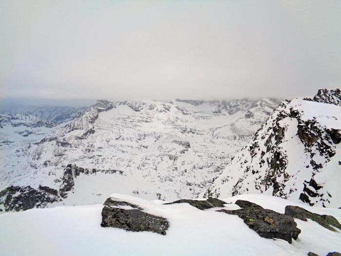 das Glocknermassiv im Osten ist total wolkenverhangen