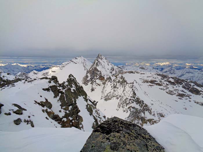 im Norden noch einmal Sonnblick, Granatspitze und die abenteuerliche Schneide des Keeswinkelgrat