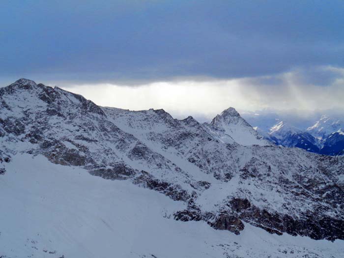 der Blick aus den weitläufigen Traumhängen unserer Abfahrt; links schieben sich Luckenkogel, Gimme (Schimme) und Muntanitz ineinander, rechts der Nussingkogel