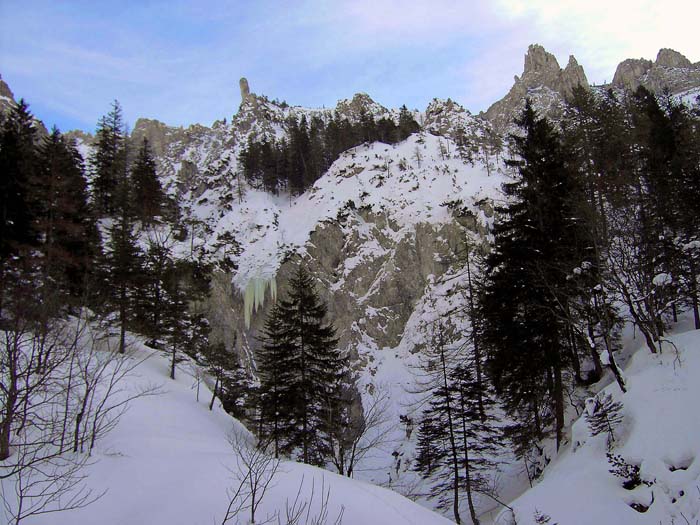 der pittoreske Nadelspitzkamm überm Eingang zum Karlgraben