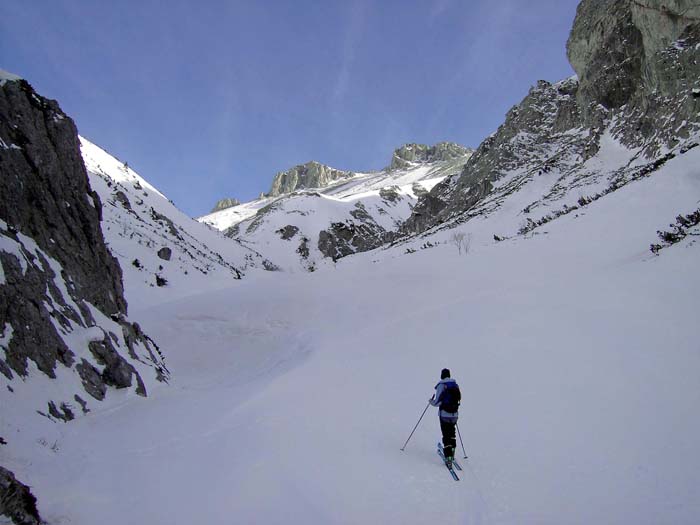 der Karlgraben verflacht sich, über uns schon die kurzen Felsaufbauten des Fölzkogel