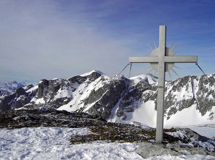 Gipfelblick vom Karlhochkogel gegen NW; ganz links die markanten, beliebten Kletterwände von Stangenwand und Beilstein