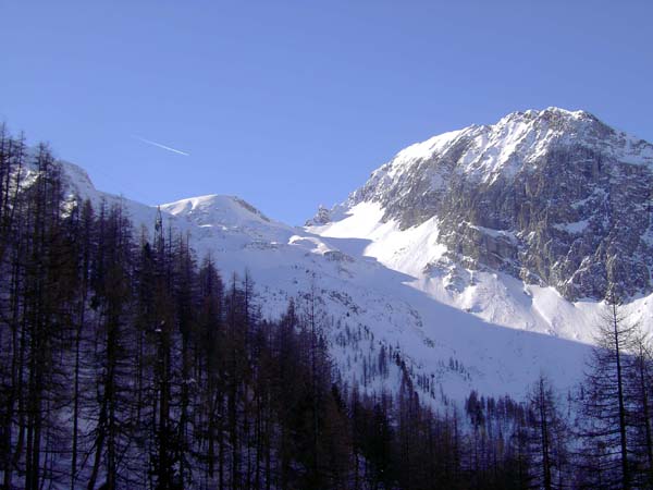 am Beginn des Hochtales wird der Blick frei auf die lohnende Abfahrt vom Taferlnock (links) über den Gamsboden sowie auf die Rießlwand, den Nordausläufer der Permuthwand