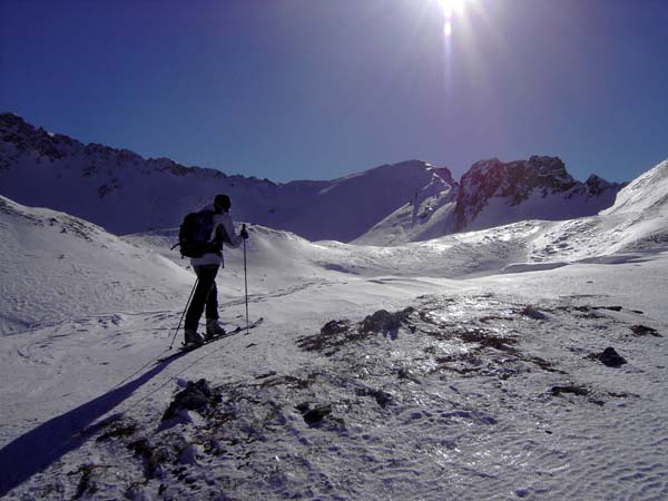 Ulli betritt den weiten Kessel am Fuße unserer Gipfel; der Kesselkopf ist die Schneekuppe unter der Sonne, der breite Felsklotz lediglich ein Aufbau im Grat zum Höllkogel