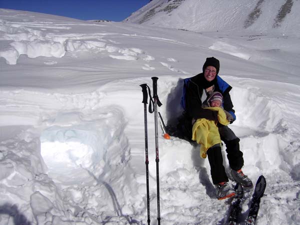 am Fuß der Gipfelflanke finden wir eine perfekte Schneecouch für Ronja und Mama; unser Dank den Designern!