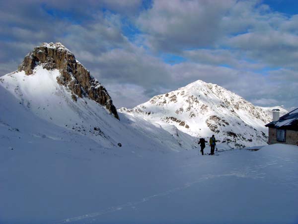 am Weitenstall: links Liköfelwand, rechts das Hochegg, ganz rechts über dem Schornstein die Öfenspitze