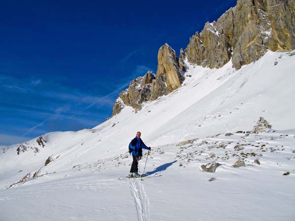 das Wetter zeigt sich gnädig, Erich hat noch Zeit für den Gipfel; der Aufstieg erfolgt am linken Ende der SW-Wand über die schmale, heraushängende Schneerampe