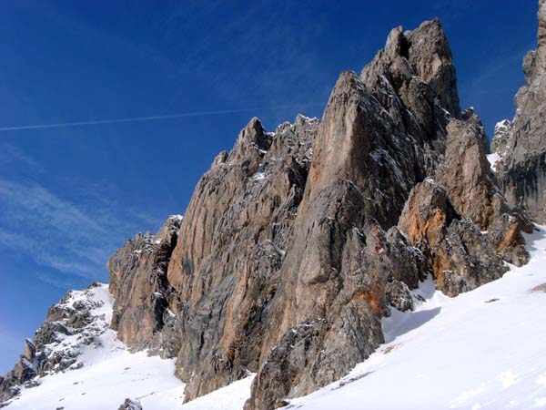 Querung am Fuß der reich gegliederten Wand