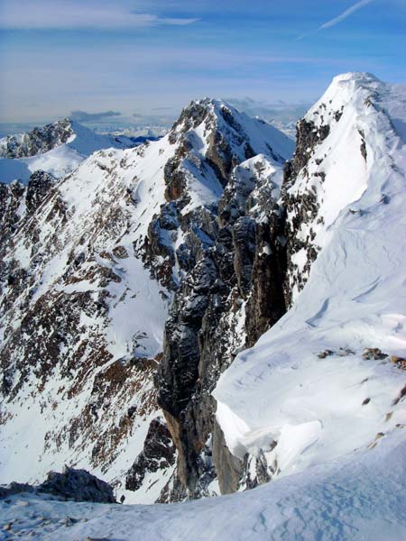 schnell ist der Gipfelgrat erreicht; Blick nach W auf Kl. Kinigat und Pfannspitze