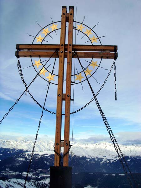 ... zum berühmten Europakreuz, das seit 1979 den Gipfel schmückt; am letzten Sonntag im August wird hier oben alljährlich eine Bergmesse gehalten, sogar die Bischöfe von Belluno und Innsbruck haben schon daran teilgenommen