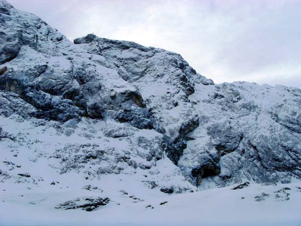 die Abfahrt verläuft erst im Schatten der eisstarren Wand