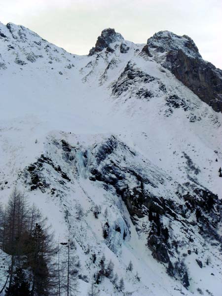 ... an den Rand eines steilen Grabenabbruches mit gewaltigen Eisfällen