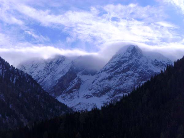 Rückblick durchs Erschbaumer Tal auf die verzauberte NO-Wand der Kinigat