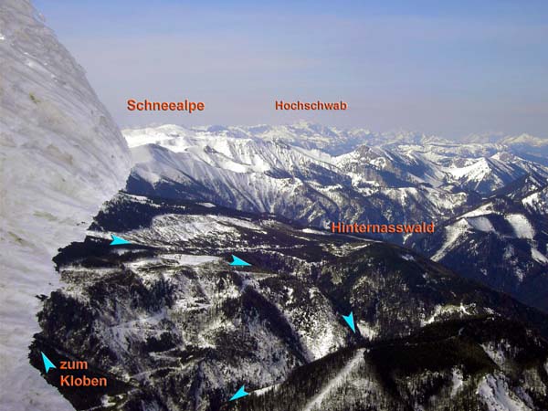 Blick aus NO (Klosterwappen, Schneeberg) auf die Krümmung des hufeisenförmigen Kesselgrabens, der tief ins Raxplateau einschneidet