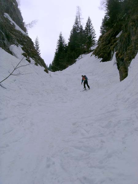 bald kerben sich die Rinnen tiefer in die Felsen