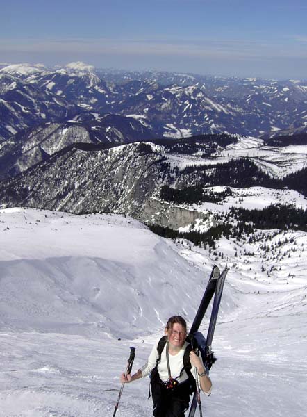 wir jedoch nehmen den Aufstieg durch den Schneegraben; hinten links der Ötscher