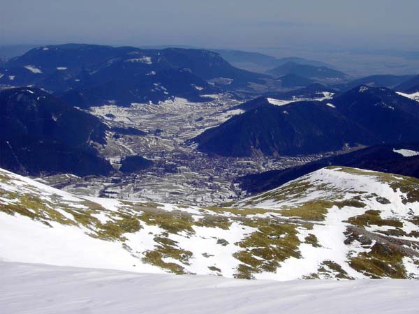 gegen O zu Puchberg am Schneeberg und die Hohe Wand, an deren abgewandter SO-Seite oft auch im Winter geklettert werden kann