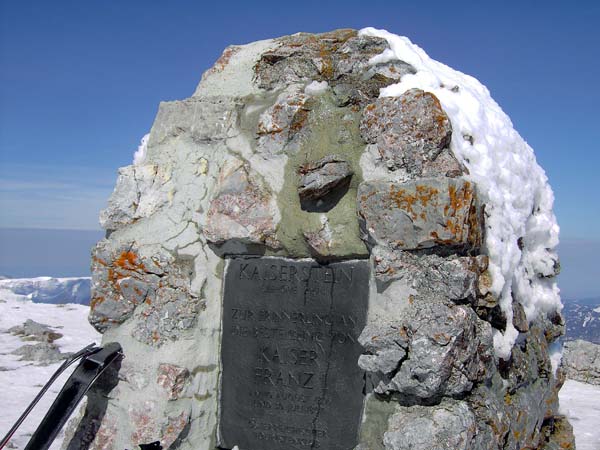 die Gedenktafel am Gipfel des Kaiserstein
